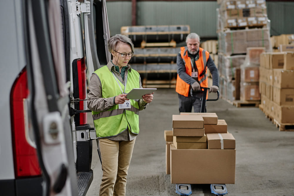 logistiek medewerker is de voorraad aan het checken